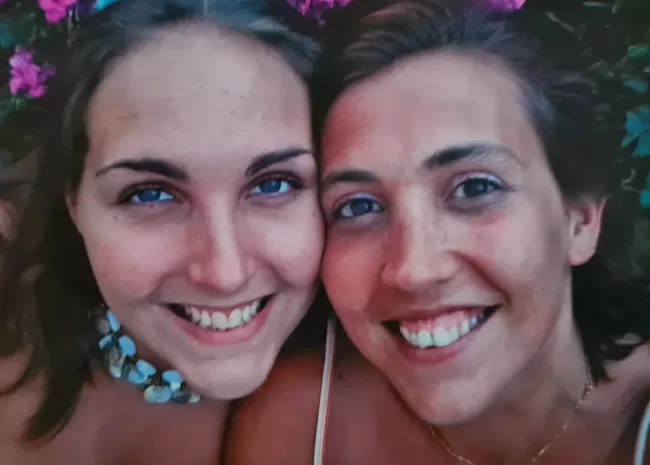 Foto van zussen Maaike en Marjolein 